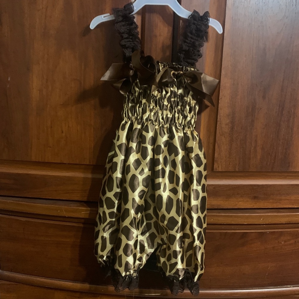 **5 for $20** Giraffe Romper Sz L